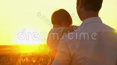 爸爸和小孩子一起散步，在傍晚的公园里，日落时分。 爸爸和女儿一起放假一天..