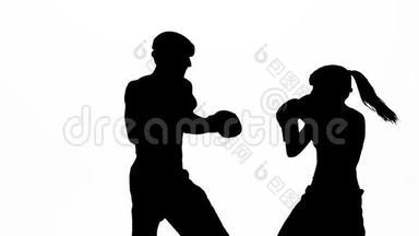 戴着<strong>拳击</strong>手套的男人在<strong>拳击场</strong>上打。 剪影。 白色背景。 慢动作