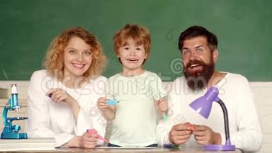 学教育理念.. 小幸福家庭一起上学数学.. 可爱的小学生和他的爸爸妈妈