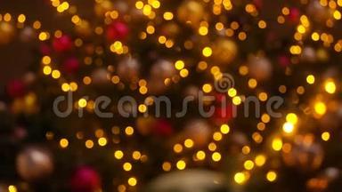 合上一盏圣诞树灯，夜光闪闪。 许多灯在枞树新年和圣诞树装饰。 美丽的C