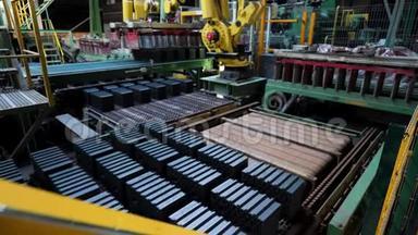 原材料陶瓷块由专业机械在<strong>制造厂</strong>自动运输。 库存数据