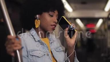 美国黑人少女戴耳机在公共交通中听音乐、<strong>唱歌和跳舞</strong>的肖像