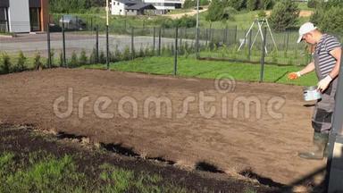 技术工人园林工人在联排别墅院子土壤上浇施<strong>化肥</strong>