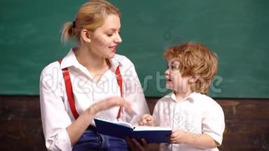 老师在学校班上和一个小男孩订婚了。 穿制服的学童。 教室里的老师。 教师和