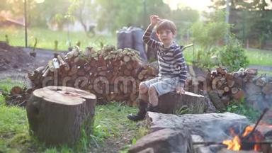 一个篝火小孩扔了一根木头