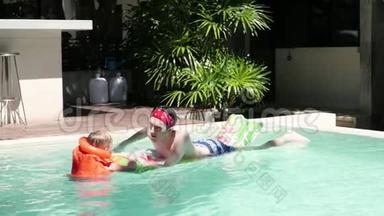 爸爸和孩子在<strong>游泳</strong>池里玩得很开心。 爸爸和儿子是室内<strong>游泳</strong>池。 父亲教儿子<strong>游泳</strong>。 儿童概念