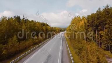 树林之间<strong>美丽公路</strong>的俯视图。 库存录像。 秋天穿过林区的<strong>美丽</strong>道路。 道路