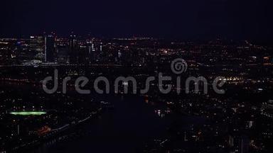 空中夜景-照亮伦敦大城市的街道和建筑物