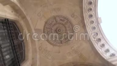 欧洲大教堂美丽的天花板的<strong>底部</strong>视图，建筑概念。 行动。 历史建筑的旋转天花板