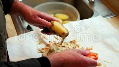 曼斯用橘色的削皮机剥土豆皮，然后把<strong>成品</strong>土豆放入碗中，放入厨房水槽中的水中，作为一部分