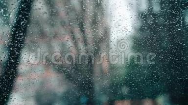 时间在车窗外转悠，下起<strong>雨来</strong>，滴在玻璃上.. 水滴滑下挡风玻璃。 特写