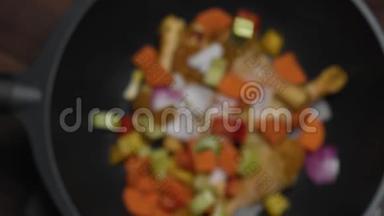 在热锅或厨房或餐厅的<strong>炒锅</strong>中掉落蔬菜的俯视图
