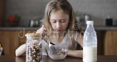 可爱的长发女孩，有食欲，正在吃巧克力玉米片与牛奶。
