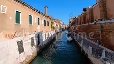 <strong>意大利</strong>威尼斯-2019年9月9日：从大运河上观看，卧铺有河流巴士和<strong>意大利</strong>威尼斯附近<strong>房屋</strong>附近的人。