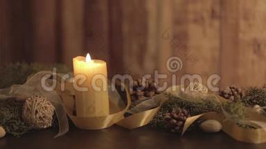 用点燃的<strong>蜡烛</strong>、<strong>松枝</strong>、天然的松果、金色的缎子和白色的风琴，点燃的火焰，把圣诞节的环境关上