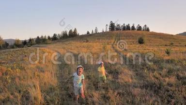 快乐的孩子们在草地田野山上玩耍。 暑假背景。 快乐的童年背景。 非城市场景