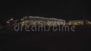 圣彼得堡市中心风景优美的建筑夜景，雄伟的冬宫与人共进