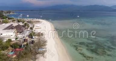 印尼巴厘岛美丽海滩的空中拍摄。热带海滩俯视图。清真图尔西姆·吉利的无人机镜头