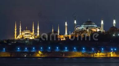 <strong>圣索菲亚</strong>和蓝色清真寺的时间在夜间反映在博斯普鲁斯水。 土耳其伊斯坦布尔