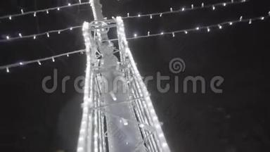 <strong>底部</strong>的夜晚城市在圣诞节的时候，花环和闪亮的拱门在黑色的天空背景。 动作。 城市