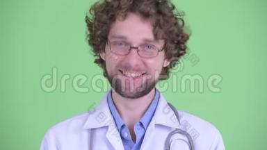脸上洋溢着幸福的年轻胡子男医生点头是的
