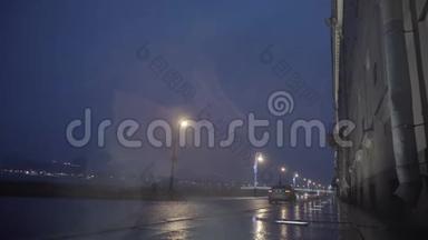 秋季雨城街道夜间，夜间雨期湿路交通，路灯映水洼.. 运动