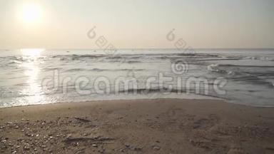晶莹剔透的地中海波浪在阳光下滚向沙滩.. 近距离拍摄镇静泡沫水