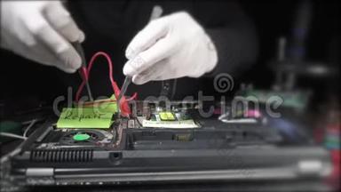 技师用<strong>螺丝</strong>刀<strong>拧开</strong>电脑细节。 修理坏电脑，显卡，内存RAM，冷却器，处理器，