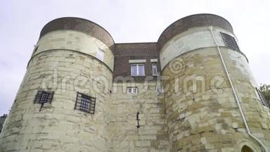 堡垒的监狱塔的底部视图。 行动。 欧洲要塞的<strong>半圆形</strong>塔楼，有囚犯的地方