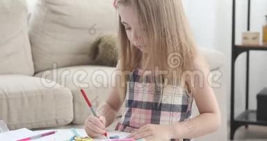 女孩在家用彩色<strong>铅笔画画</strong>