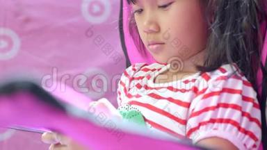 亚洲儿童小女孩在她的房间，使用智能手机，日常生活方式视频。