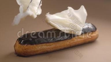 甜点师将白巧克力片加入ECLair中，用白巧克力制作甜点、甜糕点、烹饪