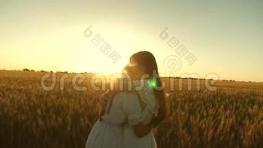 成年女儿抱着母亲在阳光下的田野里。 妈妈抚摸她女儿`头发。 妈妈轻轻地拥抱