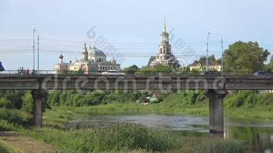 城市桥在特维塔河上。 俄罗斯托日克