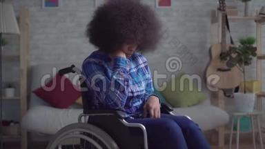 <strong>孤独</strong>而悲伤的美国黑人妇女，<strong>一个人</strong>坐在轮椅上，留着非洲发型