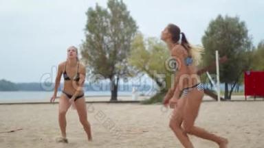 在<strong>排球</strong>场上<strong>打</strong>队，年轻女子在沙滩上<strong>打</strong>4K