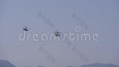 在山上飞了几架直升机。 特技飞行。 卡莫夫直升机有两个旋翼。 直升机