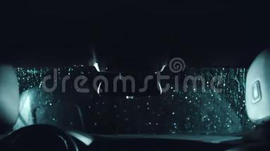 水滴沿着挡风玻璃流下。 一辆挡风玻璃汽车的内景。 深黑色<strong>电影画面</strong>.. 进程阶段