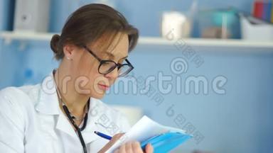 医学和医疗保健概念。 女医生护士在病人`病历中做笔记。 国际医生