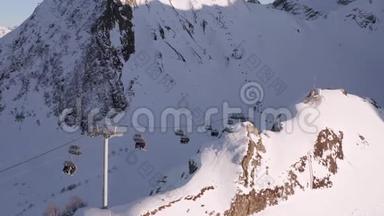 从山上度假胜地的飞行无人机滑雪<strong>电梯</strong>上可以看到令人惊叹的景色。 在滑雪场<strong>乘坐</strong>滑雪缆车的人。 无人驾驶的雪景