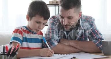 <strong>父亲帮助</strong>儿子做学校作业