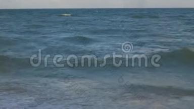 大西洋的波浪正在<strong>海</strong>岸上破碎. 青绿色<strong>海</strong>水和蓝天白云.. <strong>迈</strong>阿密<strong>海</strong>滩。