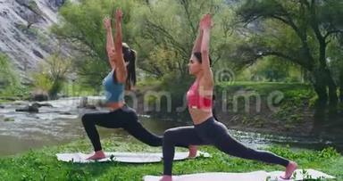 两位女士一起在大自然中练习<strong>瑜伽</strong>，她们在<strong>瑜伽垫</strong>上做伸展身体的运动