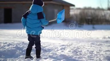小男孩在冬天<strong>铲雪</strong>