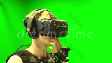 年轻人第一次戴上VR头盔。 戴虚拟现实眼镜的人。