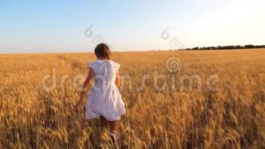 年轻漂亮的女孩穿着白色的裙子在一片成熟的<strong>麦子</strong>里跳舞。 快乐的孩子在田里玩耍。