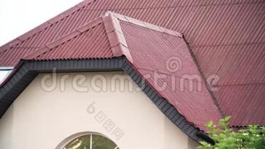 一座城市房屋的美丽屋顶，在多云的天空背景下有红色的屋顶瓷砖。 股票价格。 新住宅门面