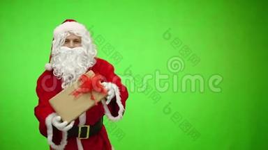 圣诞老人从后面转过身，送礼物盒。 色度键