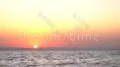 日落、橘色天空和海浪的时间间隔，埃及