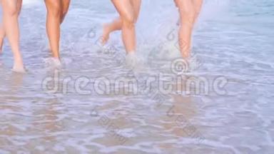 日落时分，女人们在沙滩上晒黑了。 苗条漂亮的女孩在金色的沙滩上海边。 度假的朋友。